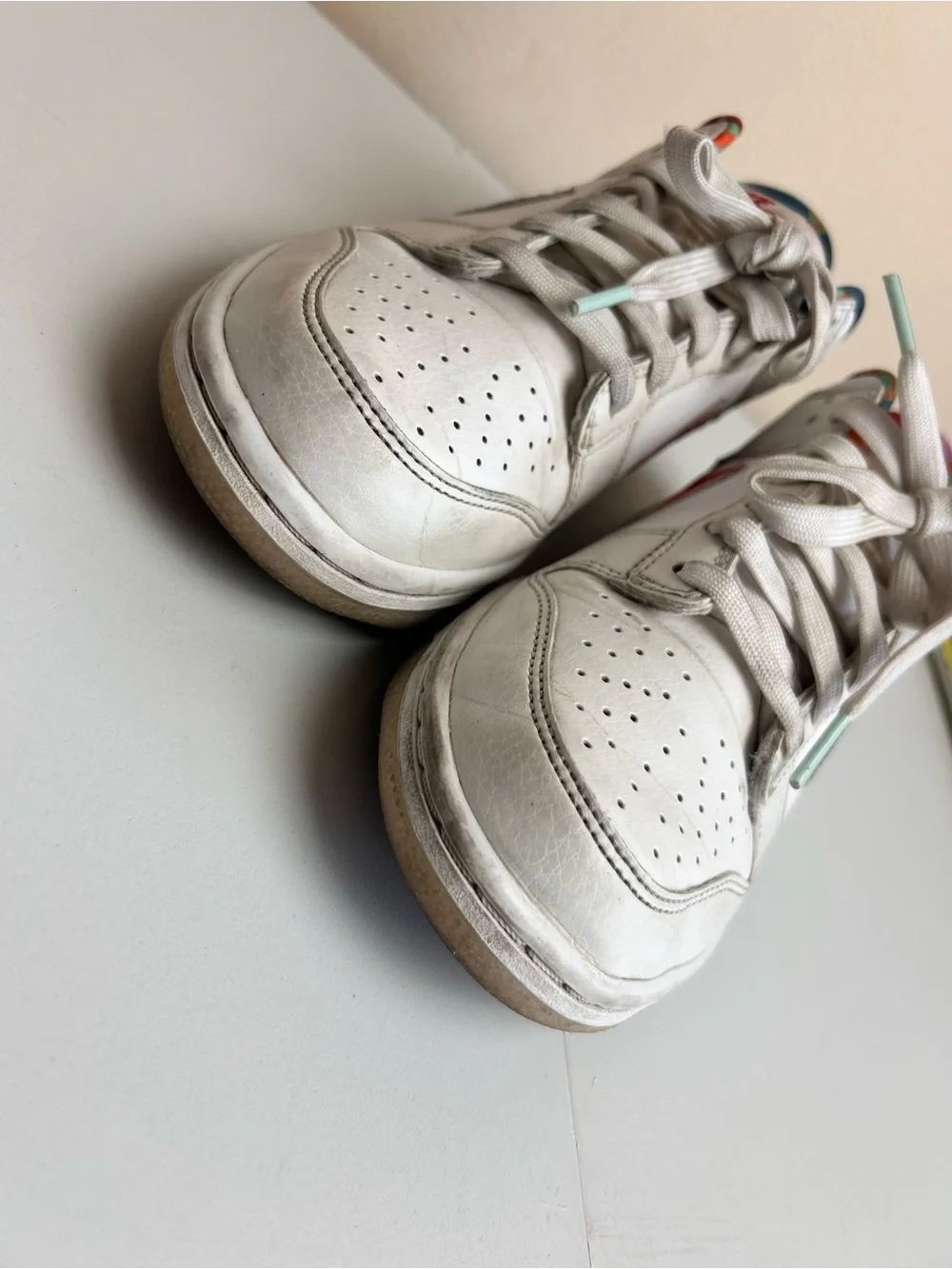 Nike White Low-Top Kids Sneakers with Multicolor Patterned Liner 7Y